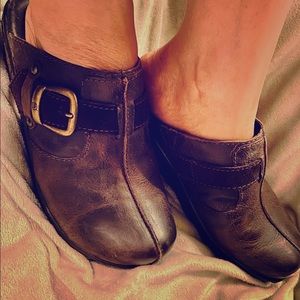 Barely been worn distressed brown Born clogs...